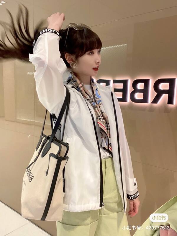 Burberry Black 30x22x12cm shoulder bag — Premium Replica