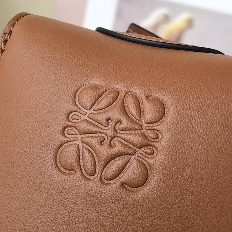 Loewe Beige shoulder bag — AAA Quality Replica