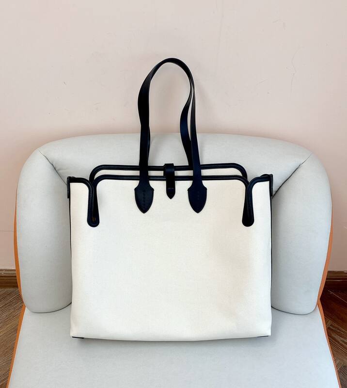 Burberry Black 40x30x16cm shoulder bag — AAA Quality Replica