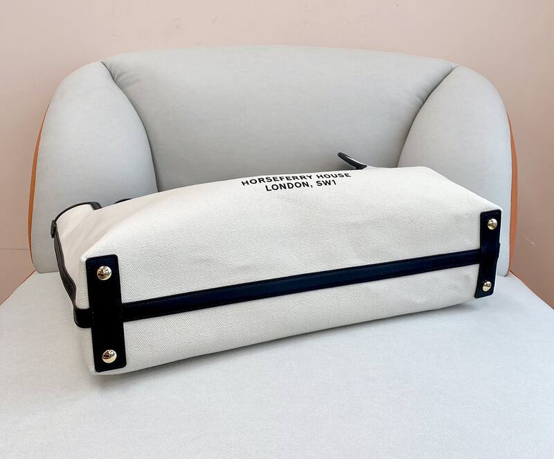 Burberry Black 40x30x16cm shoulder bag — AAA Quality Replica