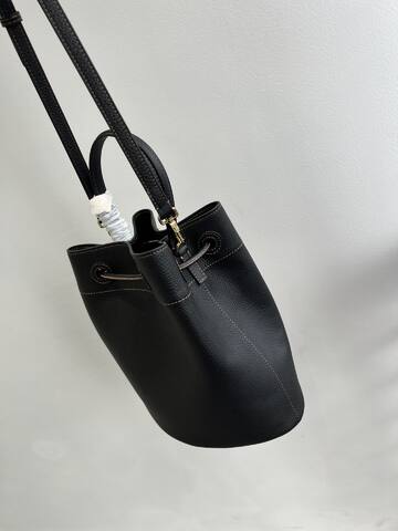 Burberry Black grained leather 26x26x16cm crossbody 1 1 Replica