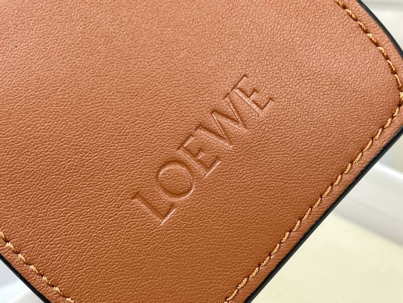 Loewe White shoulder bag — AAA Quality Replica