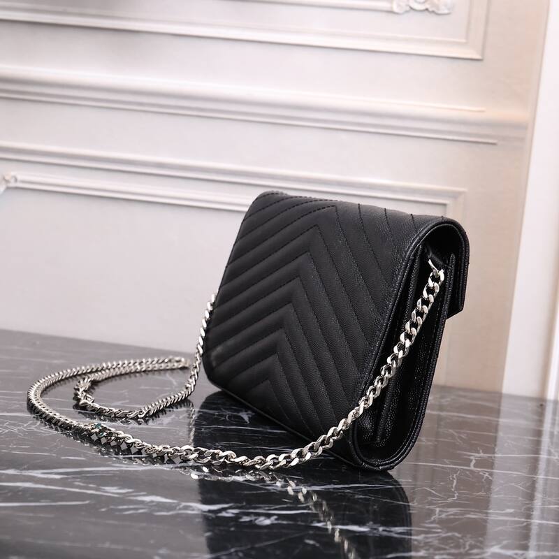 Saint Laurent Monogram Envelope Chain Wallet Black 22x15x6cm crossbody — AAA Quality Replica