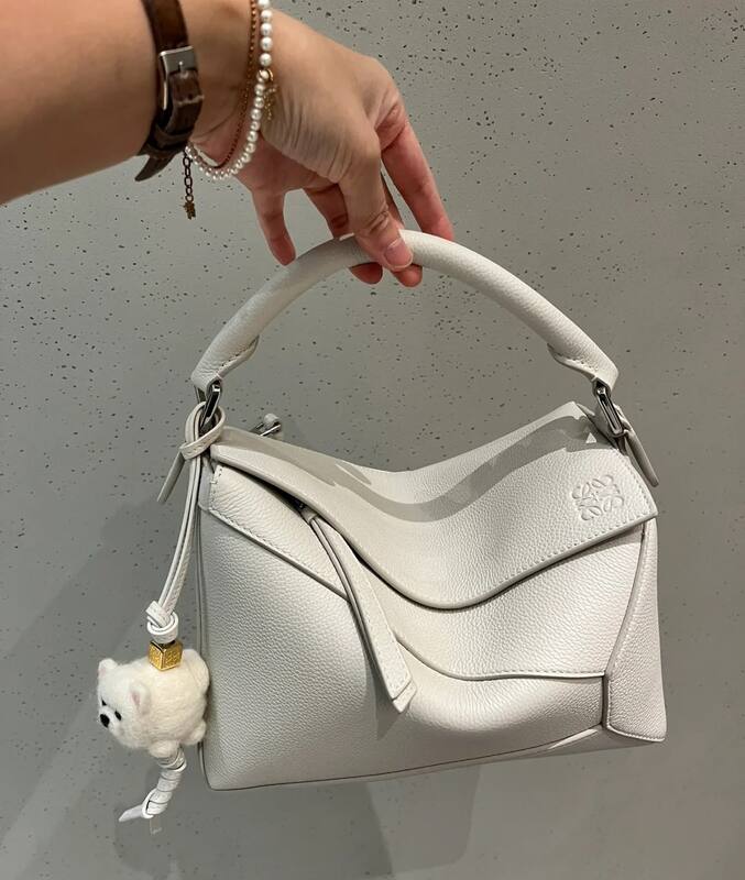 Loewe White 25x18x10cm shoulder bag — AAA Quality Replica