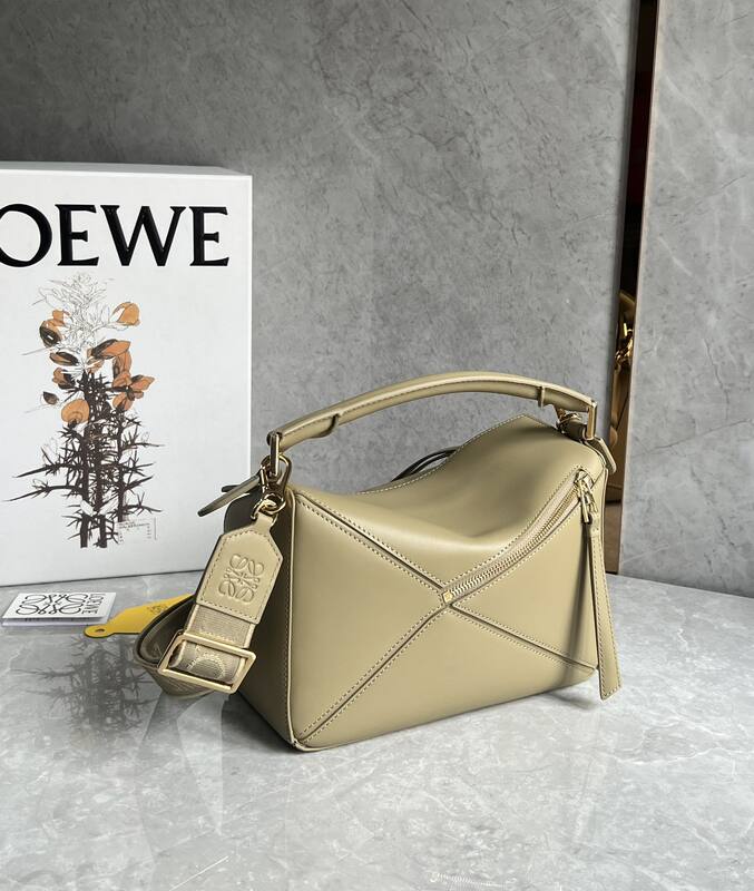 Loewe Beige 25x18x10cm shoulder bag — Top Quality Replica