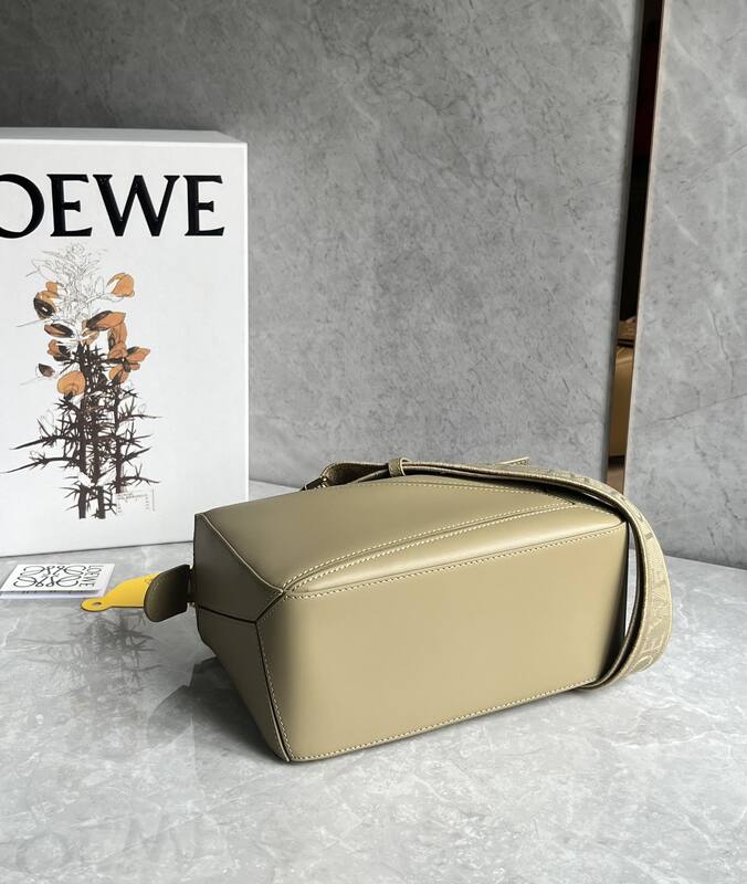 Loewe Beige 25x18x10cm shoulder bag — Top Quality Replica
