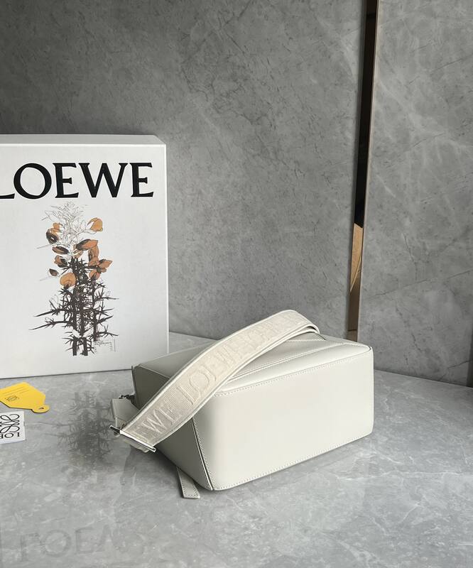 Loewe White 25x18x10cm shoulder bag — 1:1 Replica