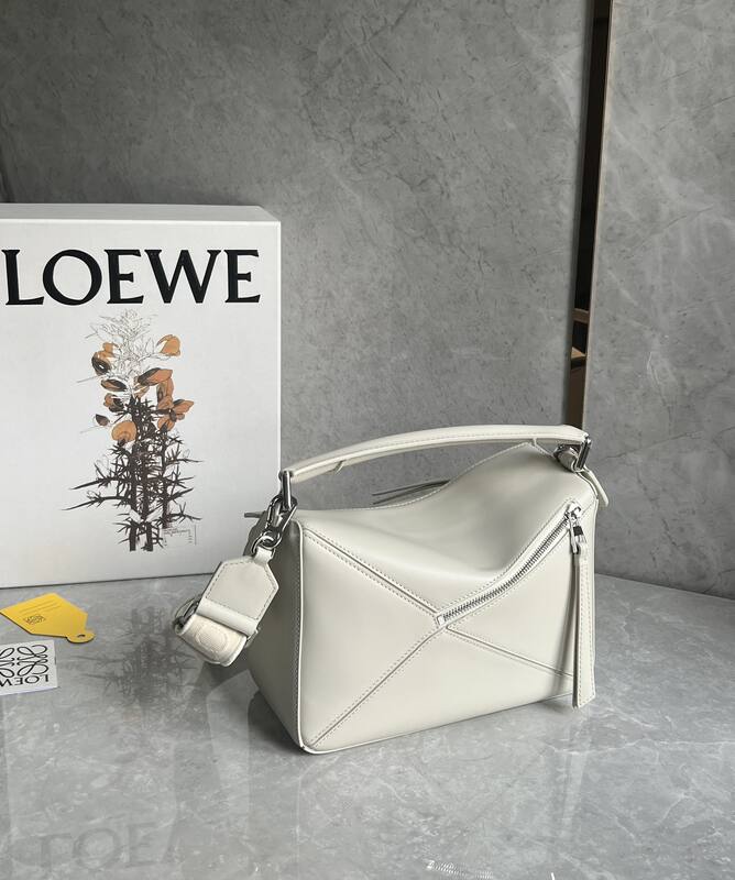 Loewe White 25x18x10cm shoulder bag — 1:1 Replica
