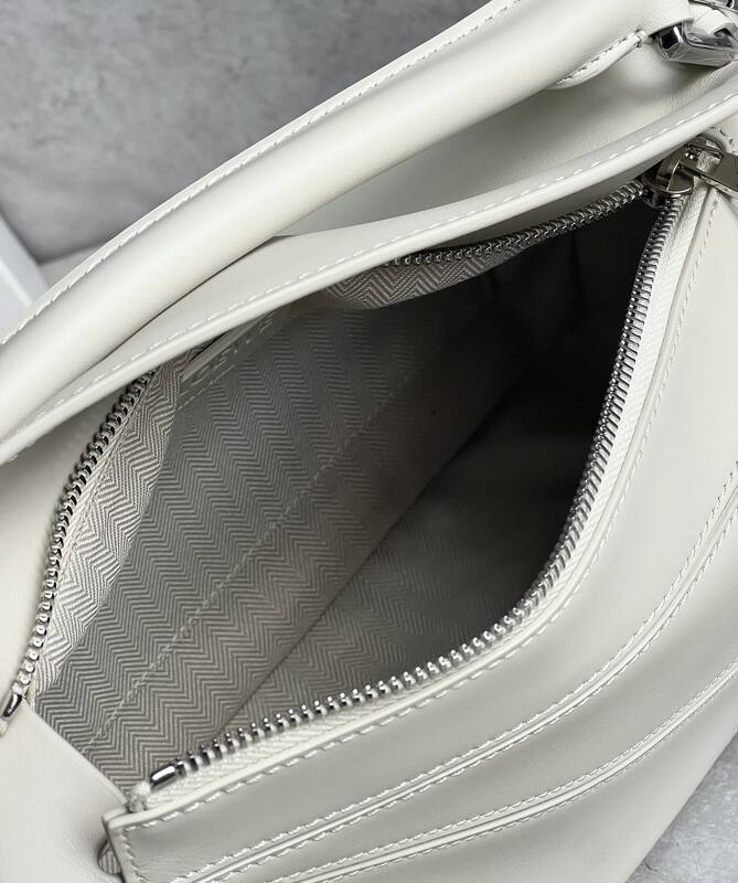 Loewe White 25x18x10cm shoulder bag — 1:1 Replica