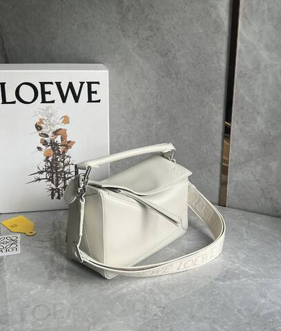 Loewe White 25x18x10cm shoulder bag 1 1 Replica