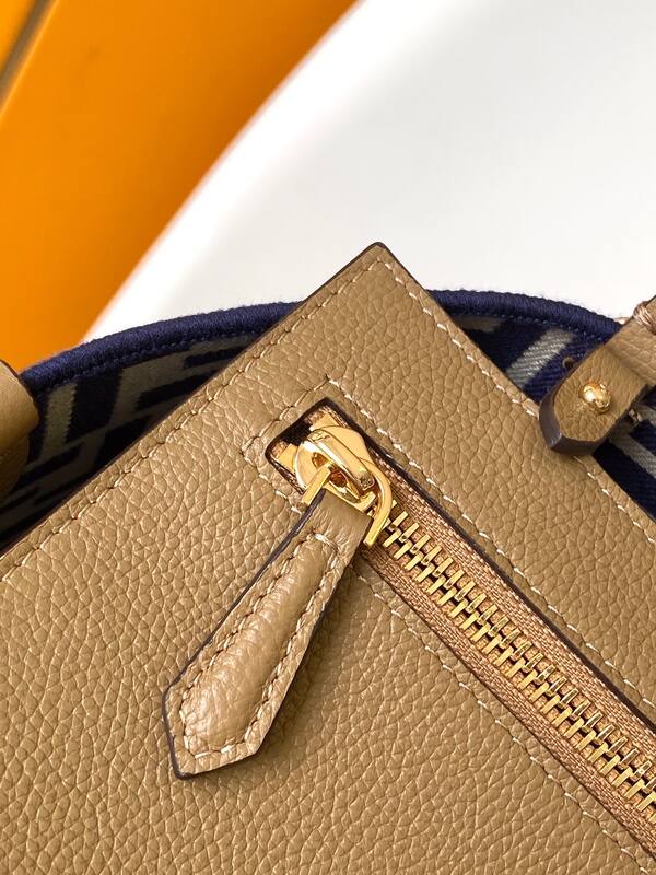 Fendi Monogram 25x18x10cm shoulder bag — Premium Replica