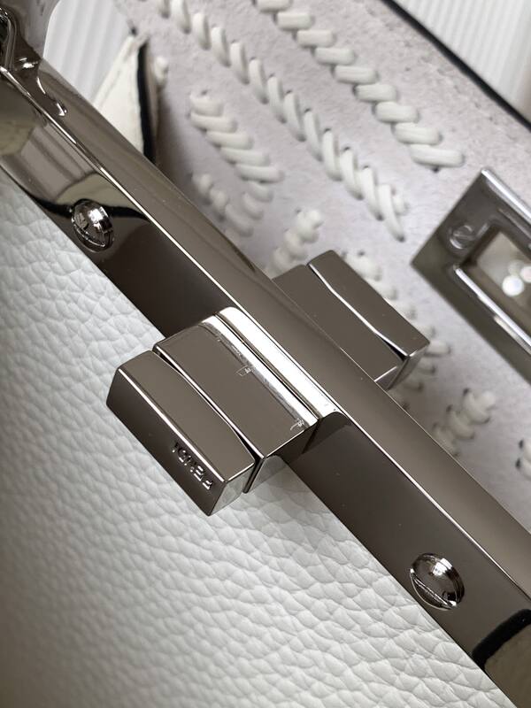 Fendi Peekaboo White 33x22x14cm shoulder bag — Premium Replica