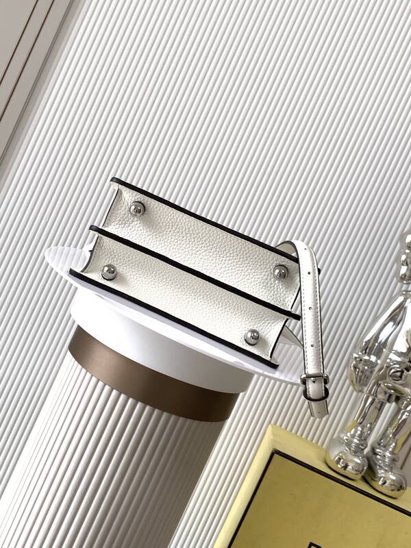 Fendi Peekaboo White 33x22x14cm shoulder bag — Premium Replica