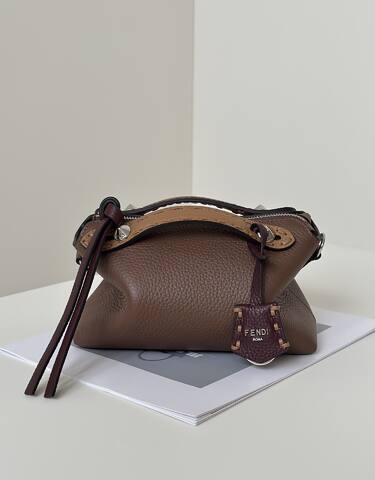 Fendi Brown 18x12cm shoulder bag 1 1 Replica