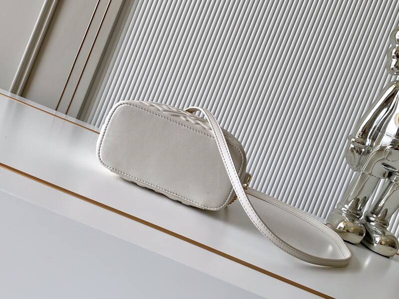 Fendi White 25x18x10cm shoulder bag — 1:1 Replica