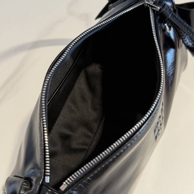 Miu Miu Black 25x18x10cm shoulder bag — 1:1 Replica