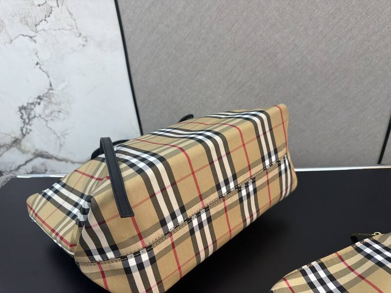 Burberry Black shoulder bag — AAA Quality Replica