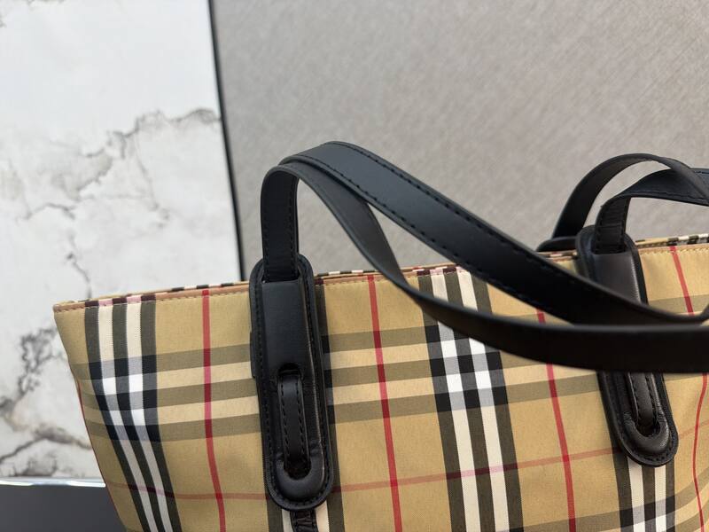 Burberry Black shoulder bag — AAA Quality Replica