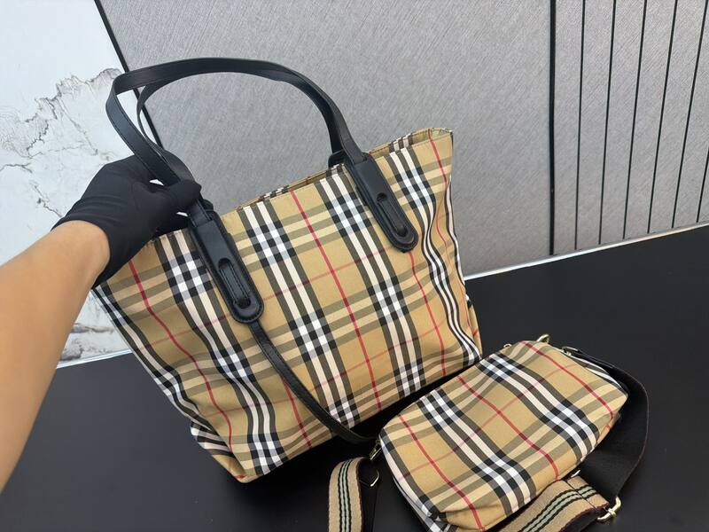 Burberry Black shoulder bag — AAA Quality Replica