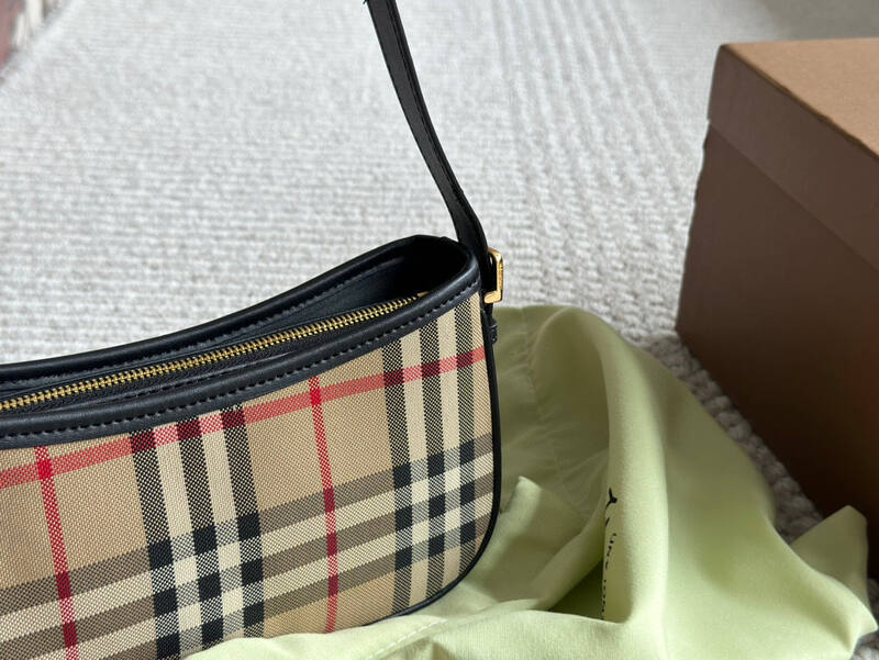 Burberry Black 25x18x10cm shoulder bag — AAA Quality Replica