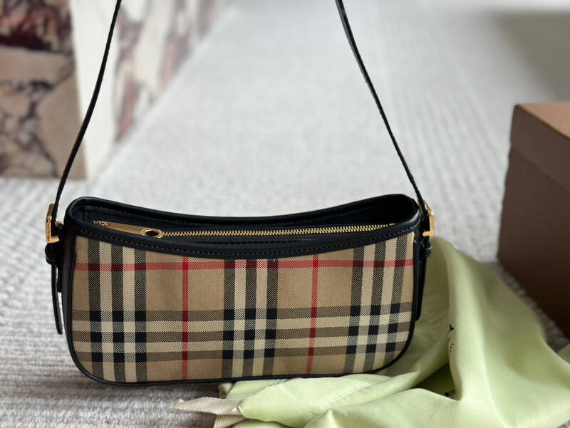 Burberry Black 25x18x10cm shoulder bag — AAA Quality Replica
