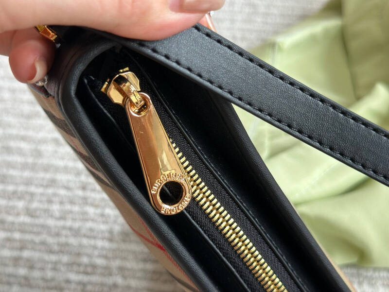 Burberry Black 25x18x10cm shoulder bag — AAA Quality Replica
