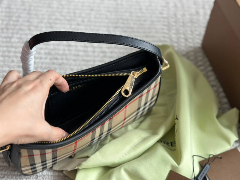 Burberry Black 25x18x10cm shoulder bag — AAA Quality Replica