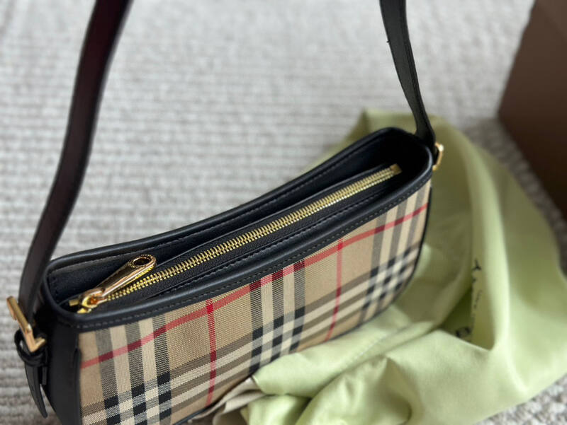 Burberry Black 25x18x10cm shoulder bag — AAA Quality Replica