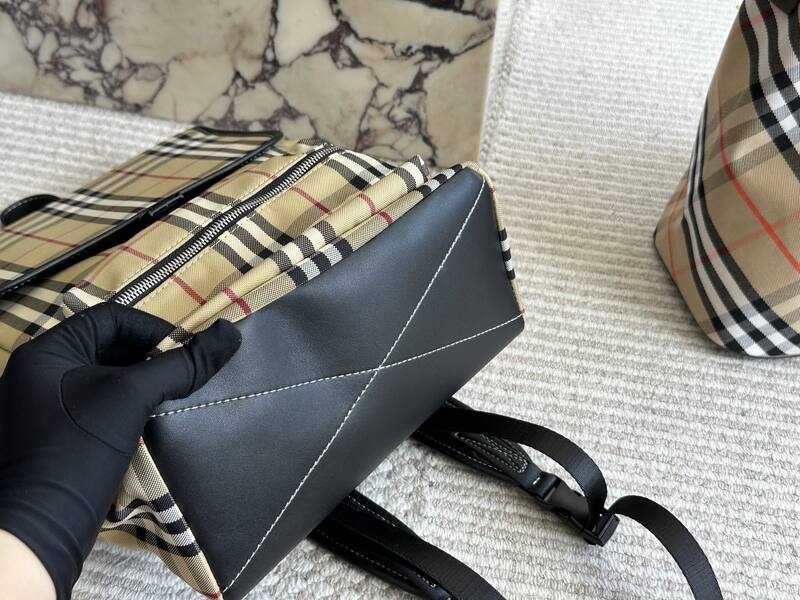 Burberry Black shoulder bag — Premium Replica