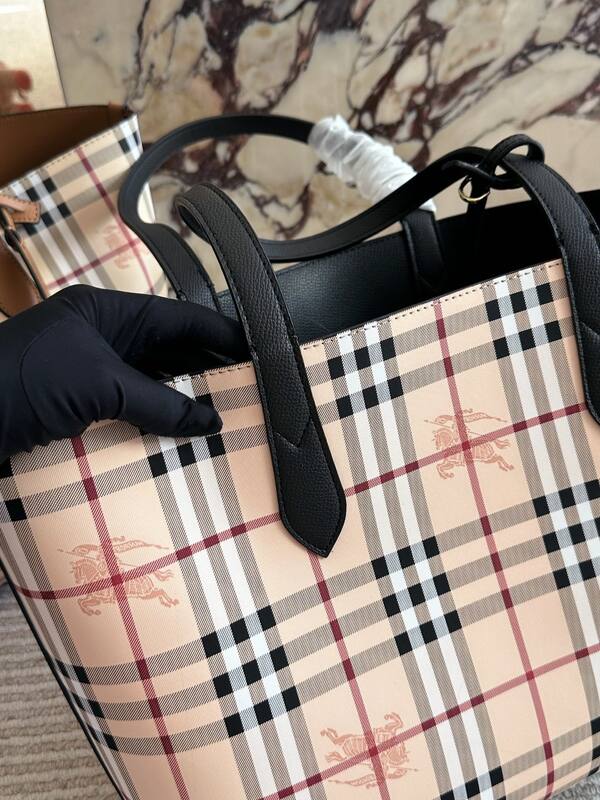 Burberry shoulder bag — 1:1 Replica