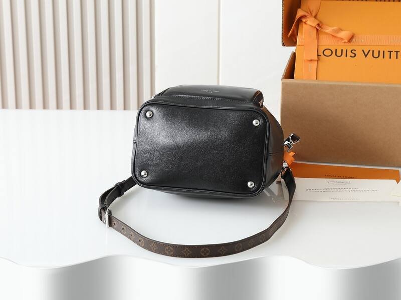 Louis Vuitton No Black crossbody — 1:1 Replica