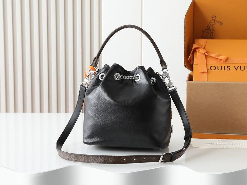 Louis Vuitton No Black crossbody — 1:1 Replica