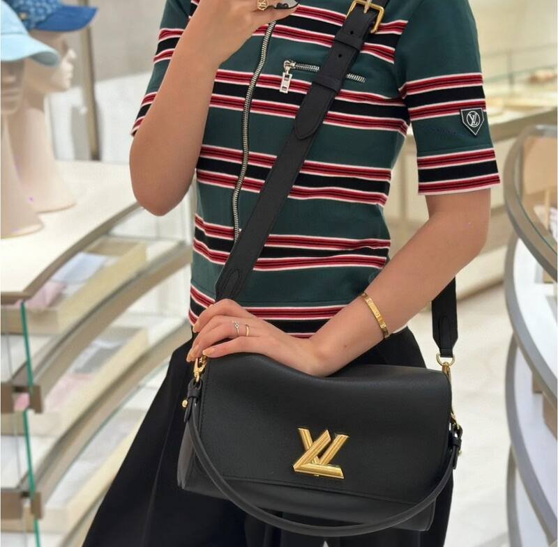 Louis Vuitton Giant Loop Black shoulder — AAA Quality Replica