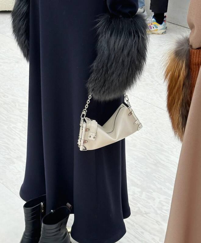 Louis Vuitton M25445 Cream crossbody — Premium Replica