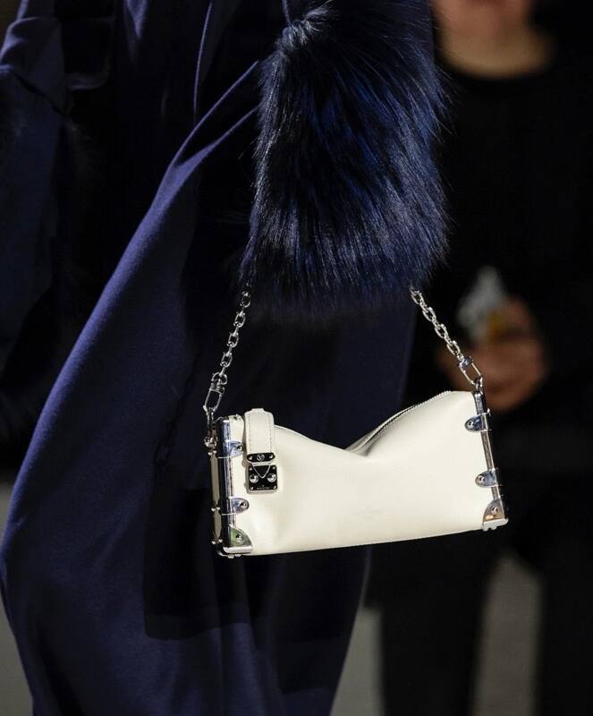 Louis Vuitton M25445 Cream crossbody — Premium Replica