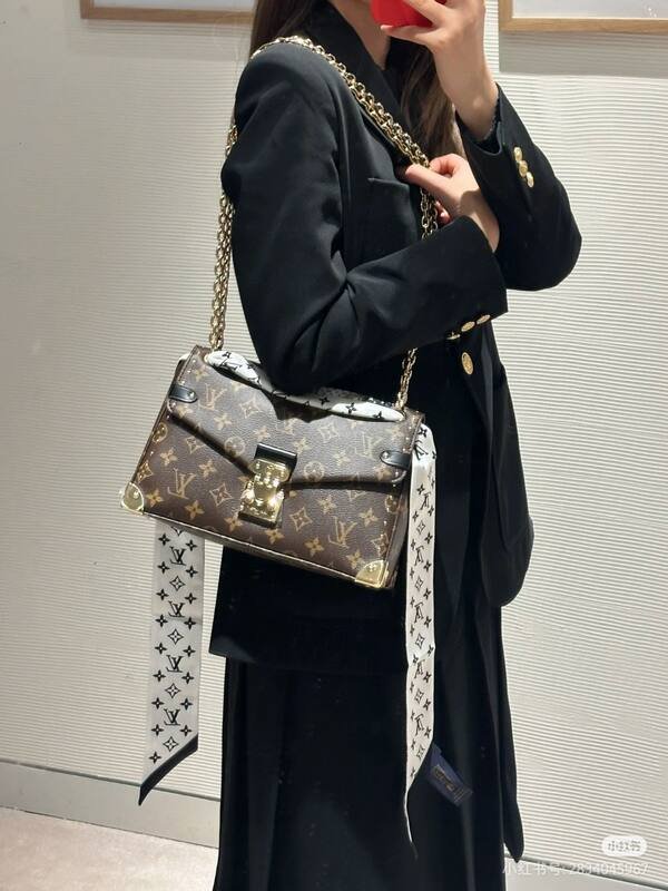 Louis Vuitton Coussin Lock Monogram shoulder — Premium Replica