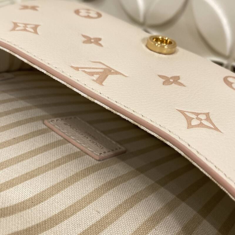 Louis Vuitton M13642 Monogram Empreinte Rose Poudre crossbody — Premium Replica