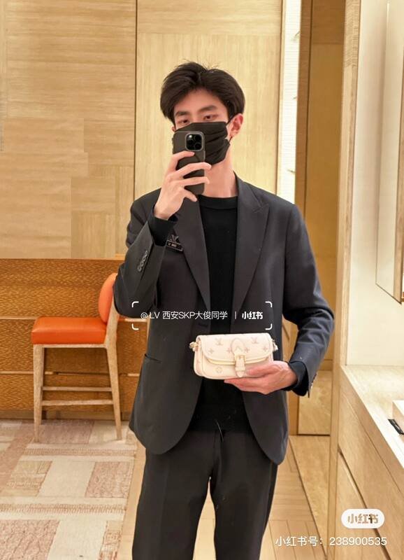 Louis Vuitton Diane Creamy apricot shoulder — 1:1 Replica