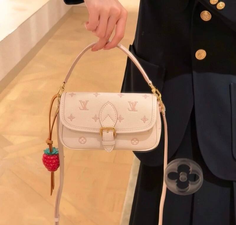 Louis Vuitton Diane Creamy apricot shoulder — 1:1 Replica