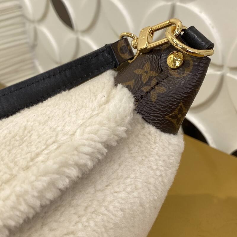 Louis Vuitton M26245 White Monogram crossbody — Premium Replica
