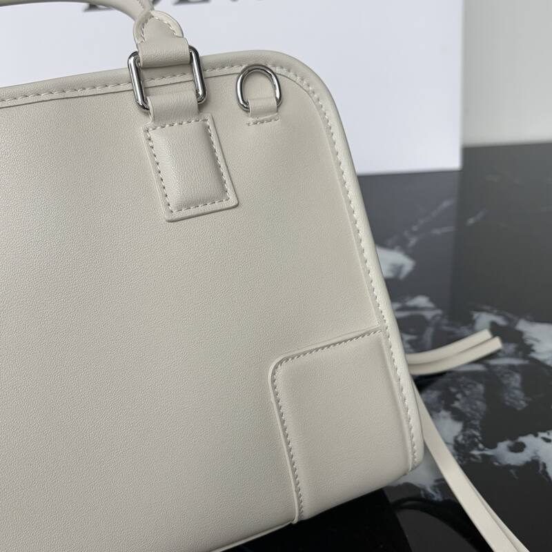 Loewe White 25x18x10cm shoulder bag — AAA Quality Replica