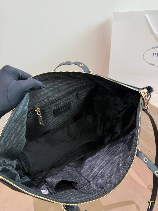 Prada Black shoulder bag — AAA Quality Replica