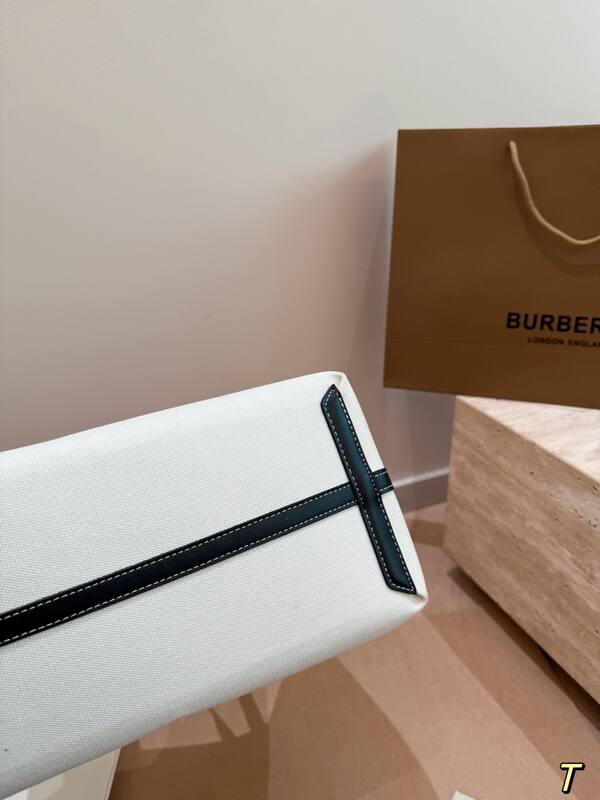Burberry Black shoulder bag — AAA Quality Replica