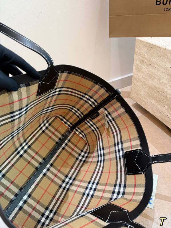Burberry Black shoulder bag — AAA Quality Replica