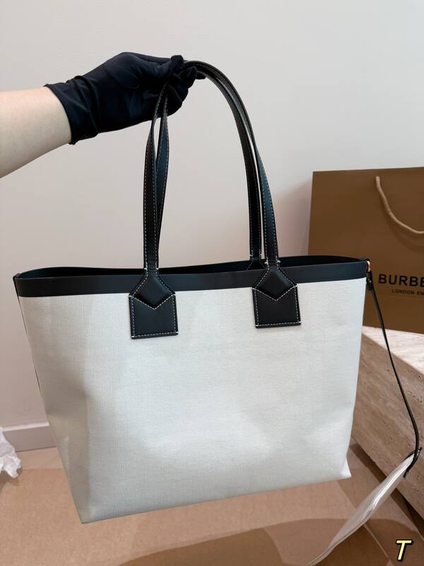 Burberry Black shoulder bag — AAA Quality Replica