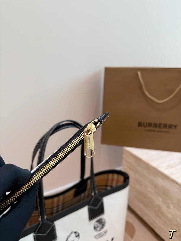 Burberry Black shoulder bag — AAA Quality Replica