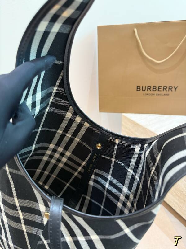 Burberry Black shoulder bag — Premium Replica