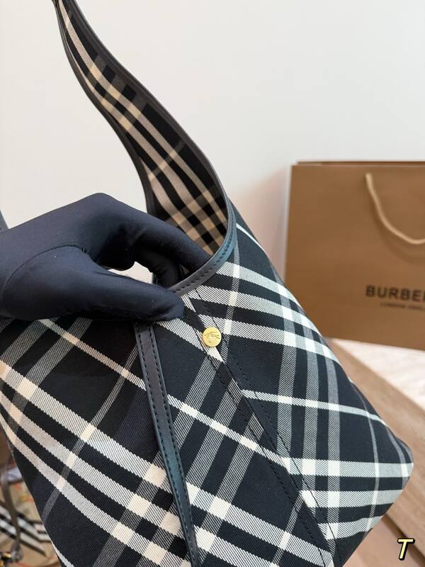 Burberry Black shoulder bag — Premium Replica
