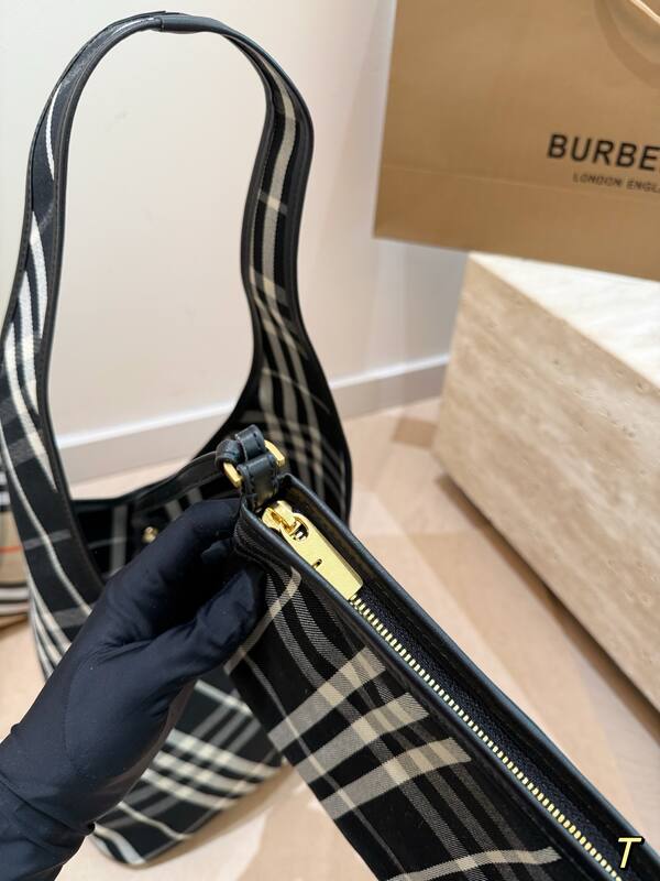 Burberry Black shoulder bag — Premium Replica