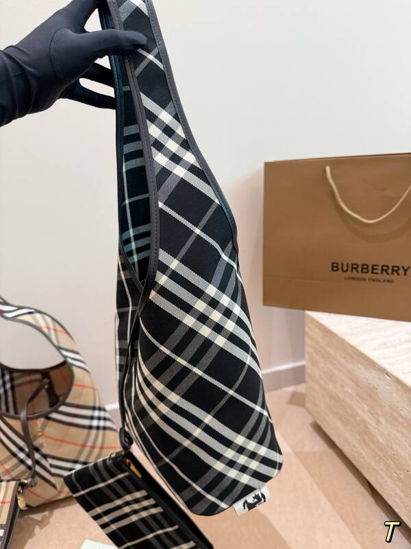 Burberry Black shoulder bag — Premium Replica